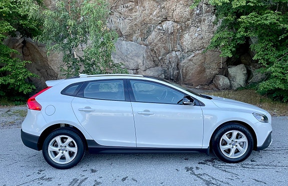 Volvo V40 Cross Country 3 of 9