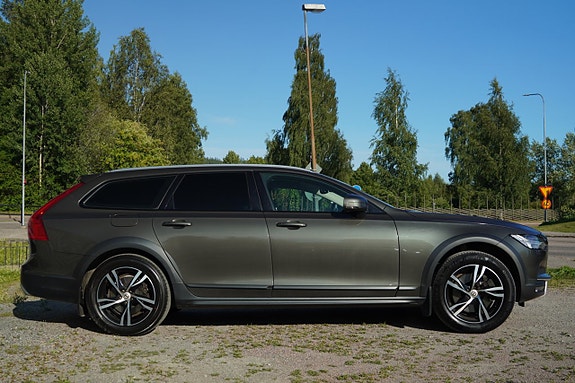 Volvo V90 Cross Country 10 of 30