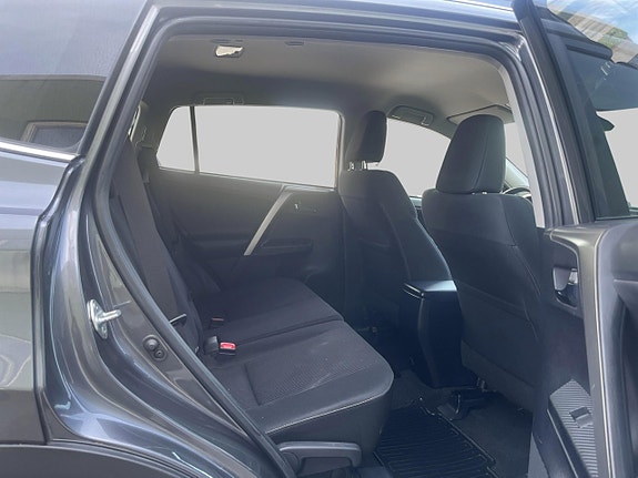 Toyota RAV4 6 of 10
