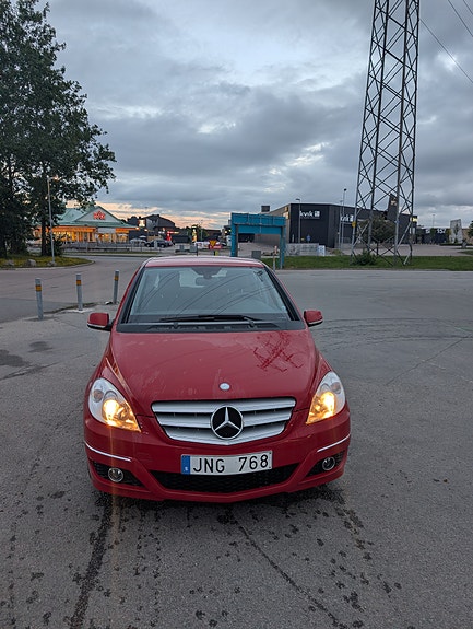 Mercedes-Benz B170 2 of 7