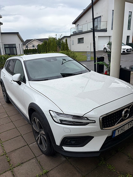 Volvo V60 Cross Country 2 of 6