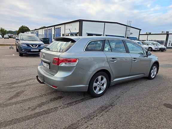 Toyota Avensis 4 of 10