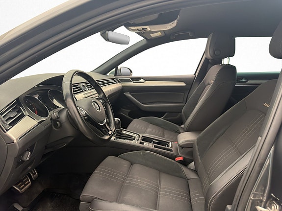 Volkswagen Passat Alltrack 9 of 25