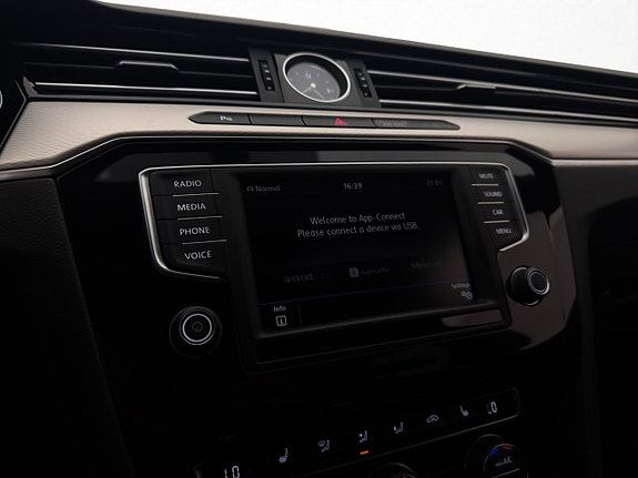 Volkswagen Passat Alltrack 19 of 25