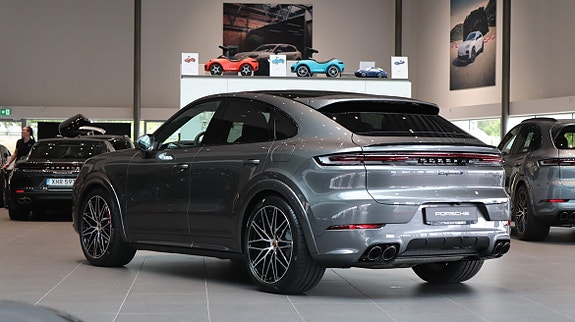 Porsche Cayenne 2 of 11