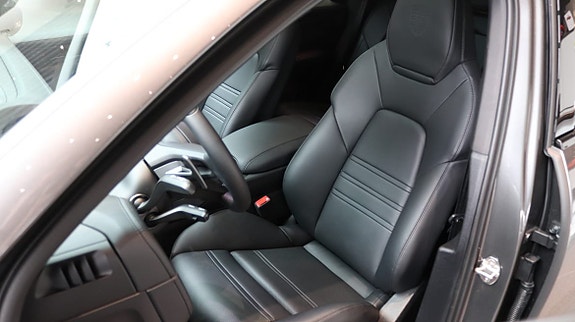 Porsche Cayenne 9 of 11