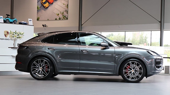 Porsche Cayenne 3 of 11