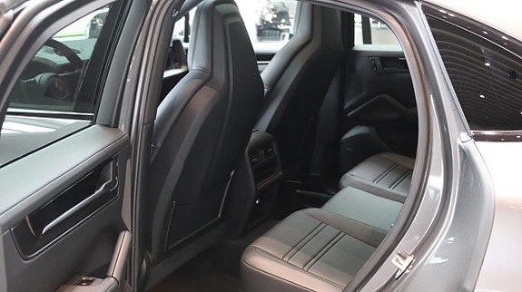 Porsche Cayenne 10 of 11