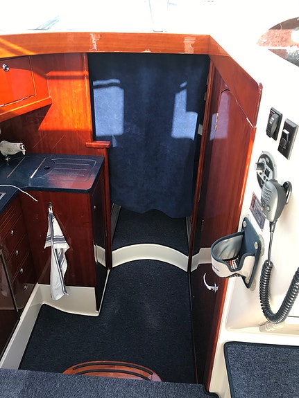 Aquador 28 C D6-350 – Få gångtimmar, bogpropeller & ankarspel 5 of 17