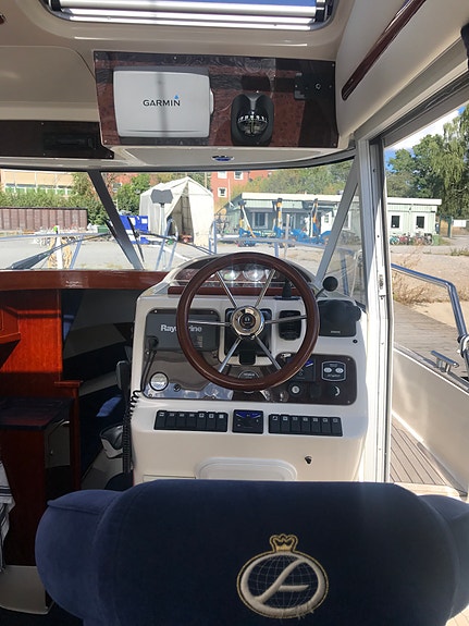 Aquador 28 C D6-350 – Få gångtimmar, bogpropeller & ankarspel 4 of 17