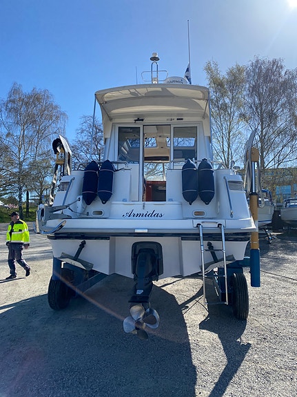 Aquador 28 C D6-350 – Få gångtimmar, bogpropeller & ankarspel 16 of 17