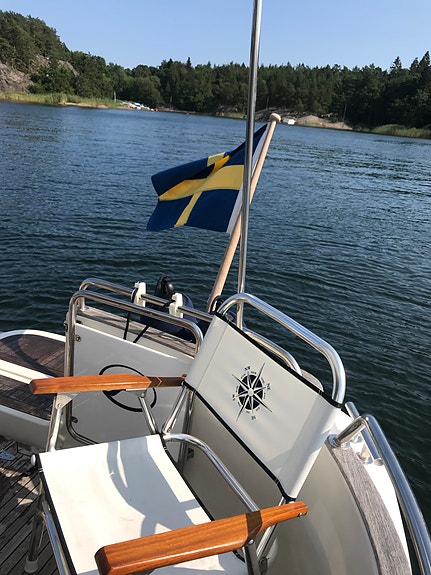 Aquador 28 C D6-350 – Få gångtimmar, bogpropeller & ankarspel 13 of 17