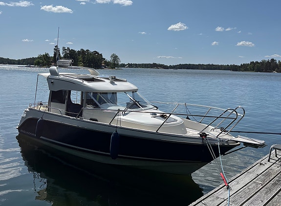 Aquador 28 C D6-350 – Få gångtimmar, bogpropeller & ankarspel 2 of 17