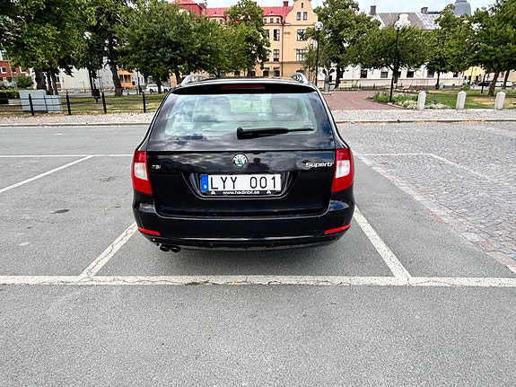 Skoda Superb 2 of 10