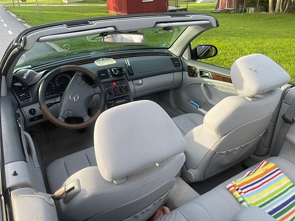 Mercedes-Benz CLK230 3 of 7