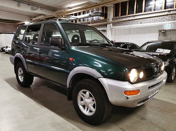 Nissan Terrano II 2 of 14