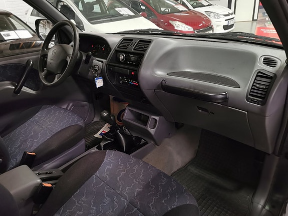 Nissan Terrano II 10 of 14