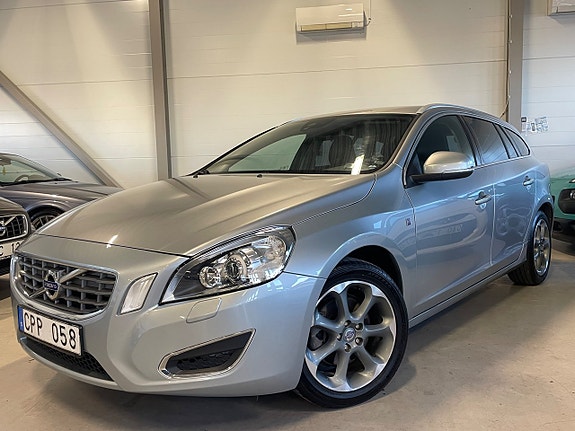 Volvo V60 2 of 28
