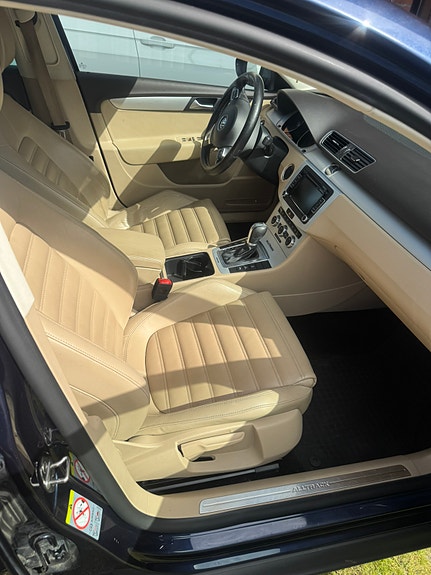 Volkswagen Passat Alltrack 3 of 7