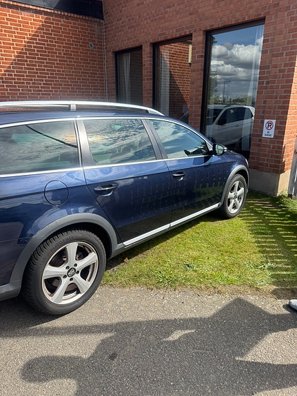 Volkswagen Passat Alltrack 2 of 7