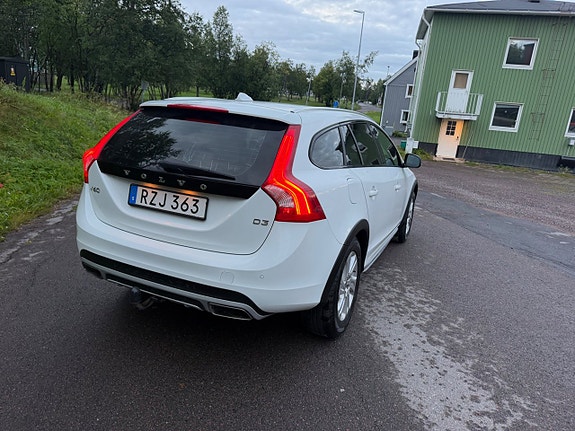 Volvo V60 Cross Country 8 of 19