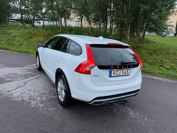 Volvo V60 Cross Country 14 of 19