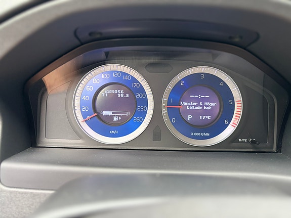 Volvo V70 12 of 16