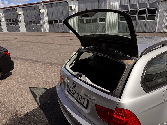 BMW 320d 2 of 12