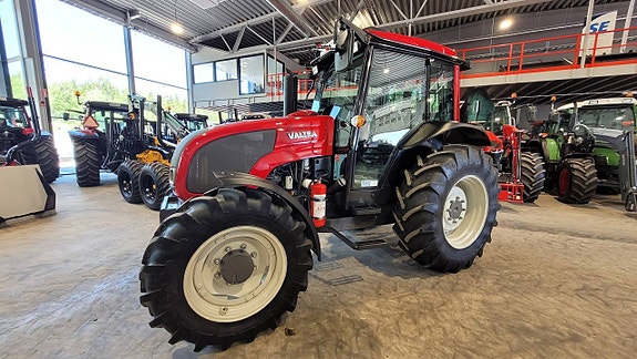 Valtra A83 / Skyddsplåtar / 811 timmar 2 of 12
