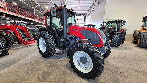 Valtra A83 / Skyddsplåtar / 811 timmar 6 of 12
