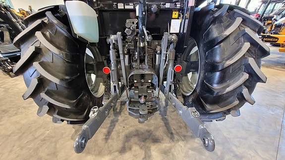 Valtra A83 / Skyddsplåtar / 811 timmar 11 of 12