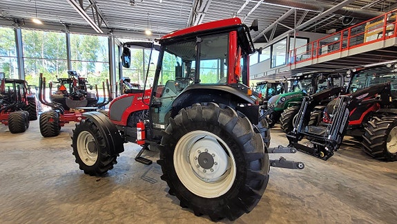 Valtra A83 / Skyddsplåtar / 811 timmar 10 of 12