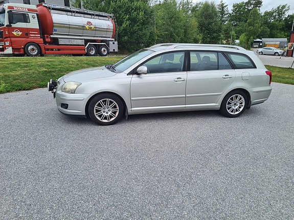 Toyota Avensis 2 of 3