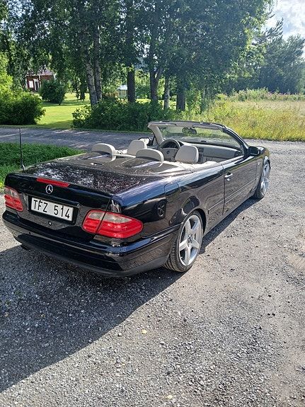 Mercedes-Benz CLK320 4 of 7