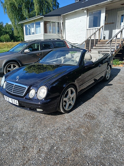 Mercedes-Benz CLK320 3 of 7