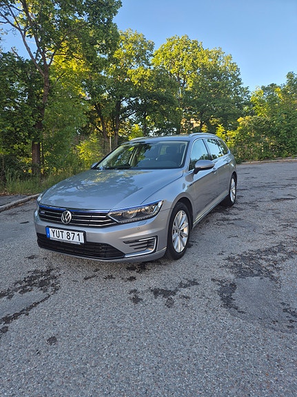 Volkswagen Passat 2 of 12