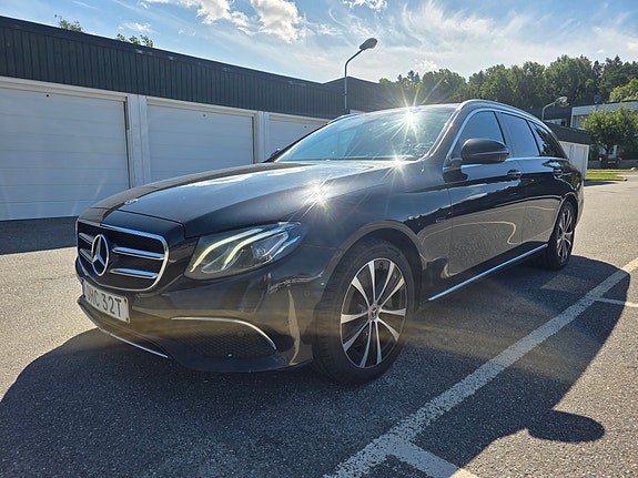 Mercedes-Benz E300 de 2 of 9
