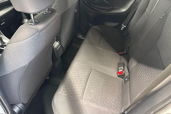 Toyota Yaris 13 of 21