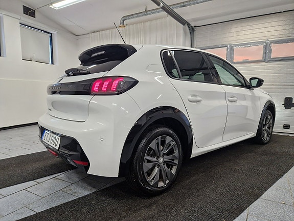 Peugeot e-208 3 of 17