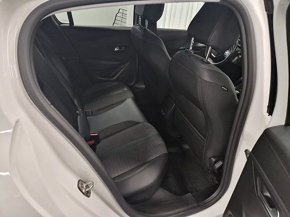 Peugeot e-208 11 of 17