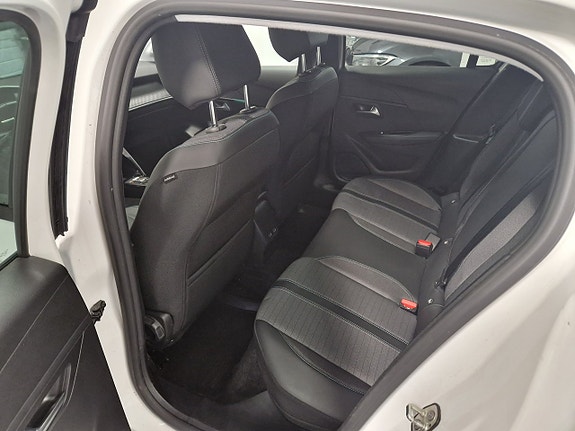 Peugeot e-208 12 of 17