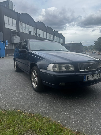 Volvo V70 2 of 9