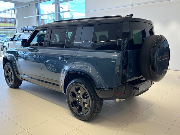Land Rover Defender 110 4 of 6