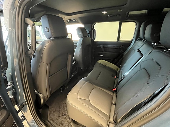 Land Rover Defender 110 5 of 6