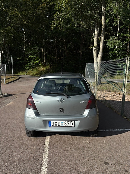 Toyota Yaris 4 of 9