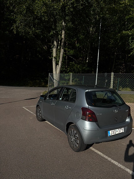 Toyota Yaris 2 of 9