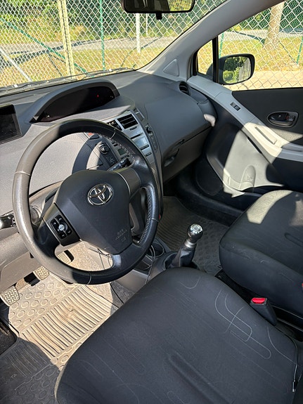 Toyota Yaris 6 of 9