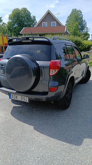 Toyota RAV4 4 of 13