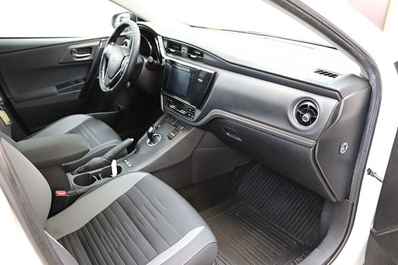 Toyota Auris 12 of 17