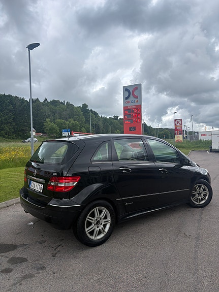 Mercedes-Benz B200 3 of 10